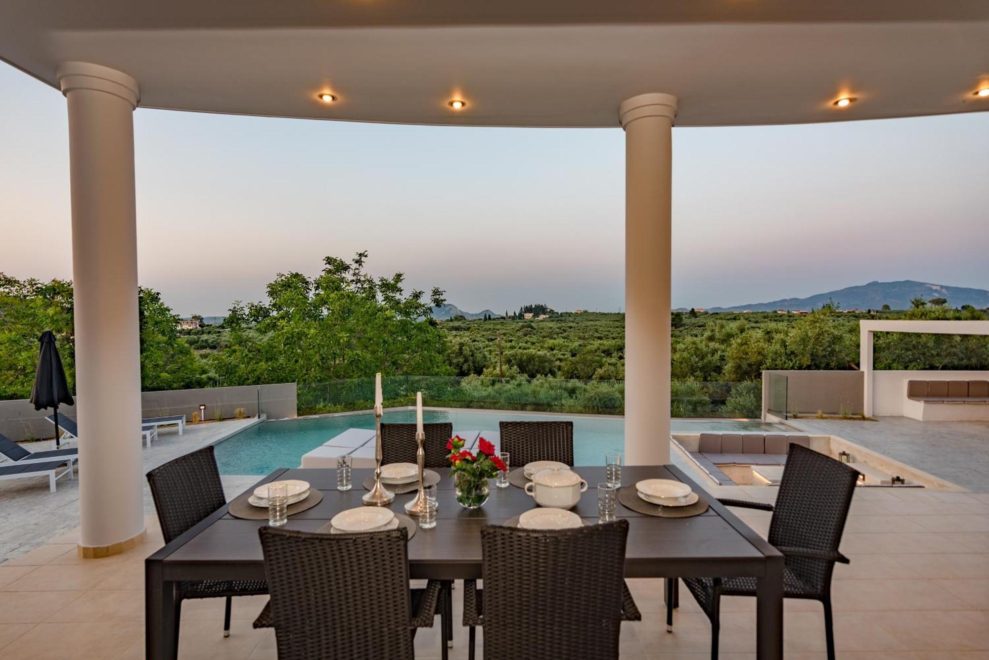 Moonstone Villa Mouzákion